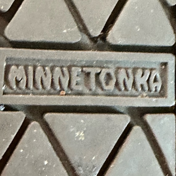 Minnetonka Brown Suede Fringe Moccasins Concho Ankle Boots, Size 9 - Picture 2 of 8